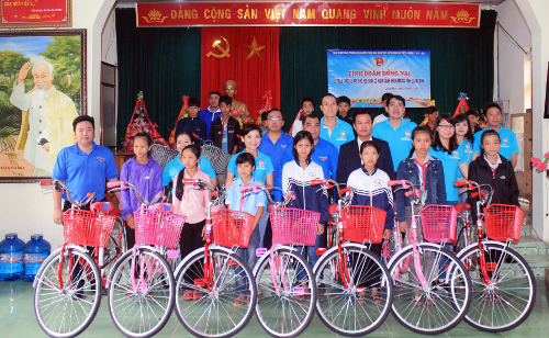 Đoàn đại biểu tỉnh ĐN trao tặng xe cho các em học sinh nghèo, hoàn cảnh khó khăn xã Quảng Tiến